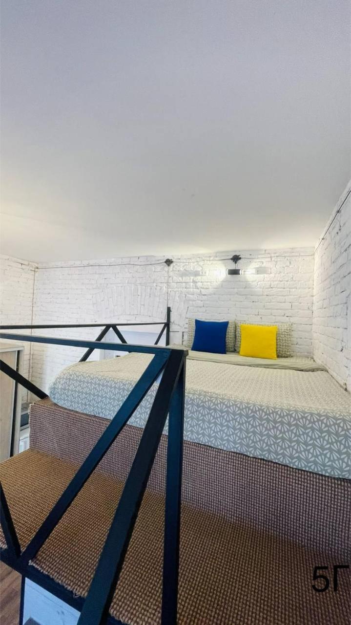 Apartment квартира-студія в самому центрі міста біля кобилянської